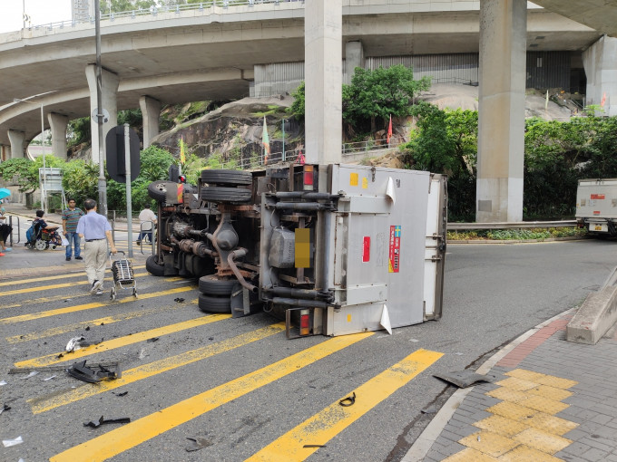 貨車意外後翻側。 香港突發事故報料區FB/網民Ken Lau‎圖