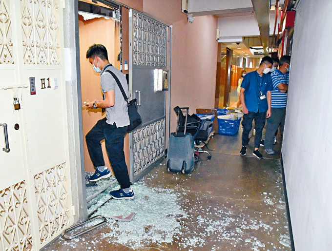 「飞虎队」击破诈骗集团总部大门，玻璃碎片散布地上。