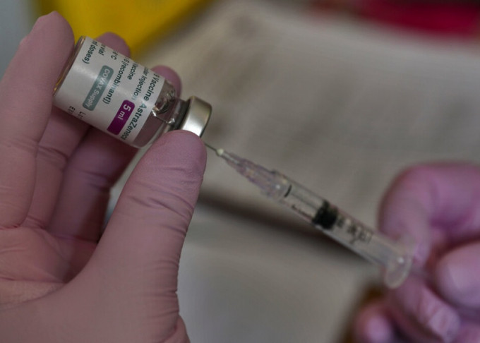 英國研究指阿斯利康疫苗可能導致接種者皮膚出現瘀班的副作用。AP資料圖片