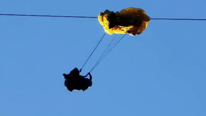 女滑翔伞爱好者被困高压电缆10多小时。