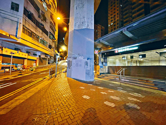 ■港鐵香港大學站對出行車天橋柱躉，被人寫上煽動性字句。