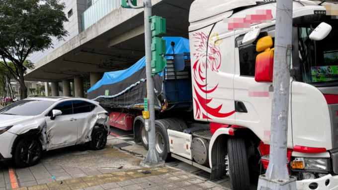 新車落地3小時兩邊車頭及車身被撞毀。圖:爆怨公社