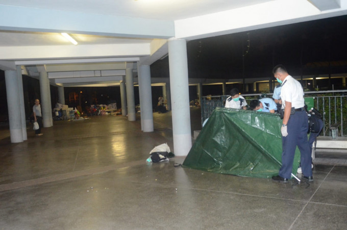 警方以帳篷遮蓋屍體。