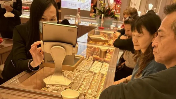 香港某金店內，客人正選購金飾。  中新經緯