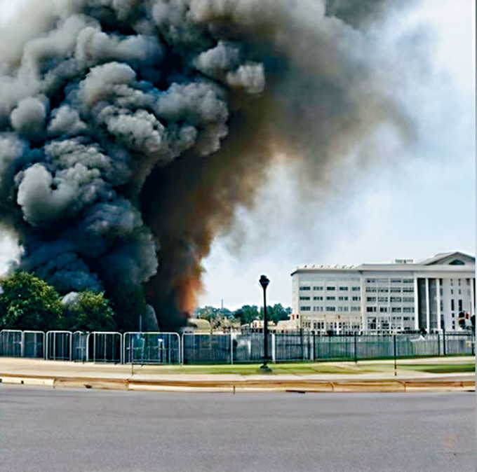 這幅相信由AI生成的假照片，看似美國五角大樓附近發生爆炸及冒出濃煙。