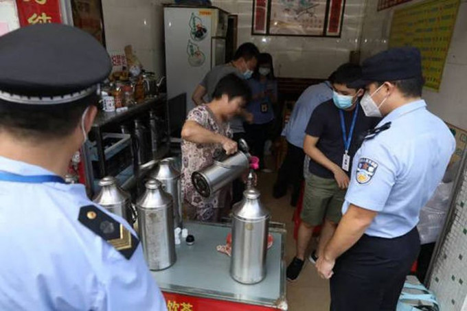 廣州有商人在涼茶中添加西藥，警方查封11間店鋪。 網圖