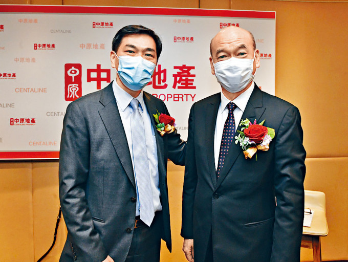 會德豐黃光耀（左）表示，季內推出藍田茜發道1期。旁為中原陳永傑。