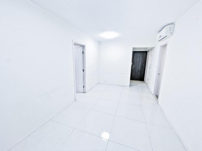 廳房均以白色為主調，份外新淨光猛。