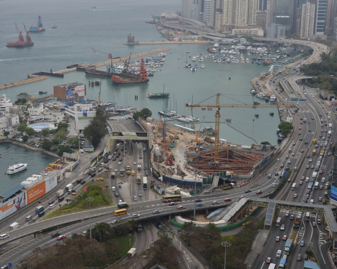 中環灣仔繞道和東區走廊連接路通車在即，但隧道段多處仍然滲水。資料圖片