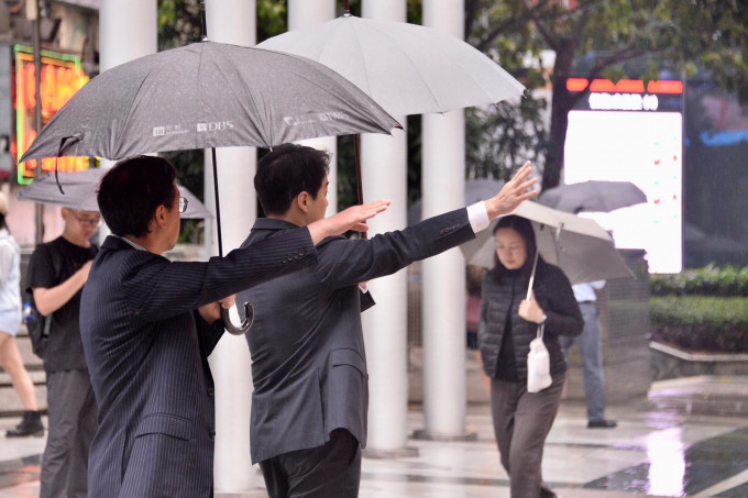 本港地區今日多雲，有幾陣驟雨，天氣清涼。資料圖片