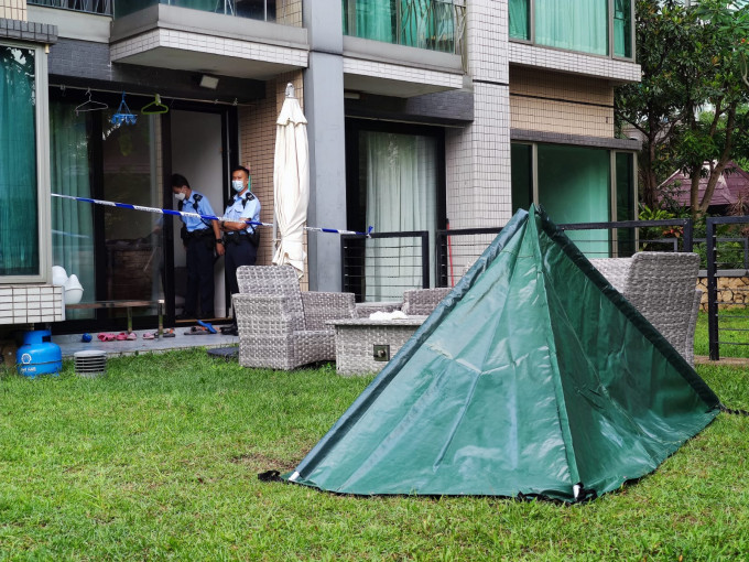 警方用帐篷遮盖尸体。