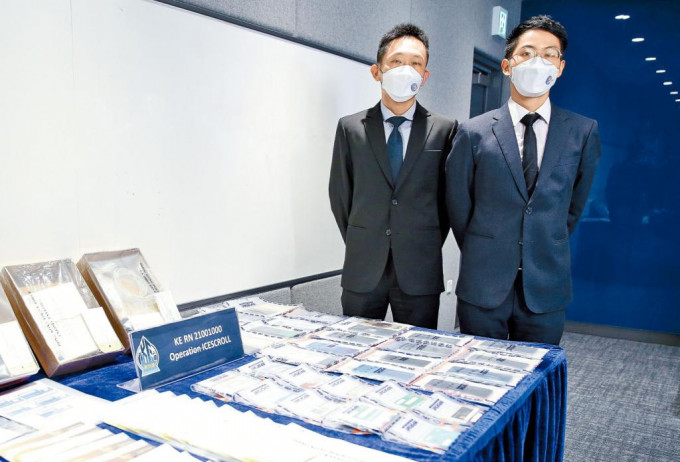 总督察刘浩德（左）及高级督察段玉衡展示搜获证物。