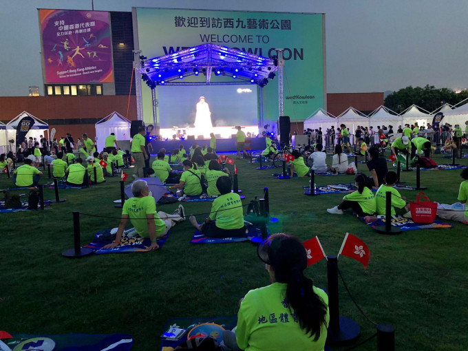 市民出席西九文化区艺术公园举行的奥运开幕活动。