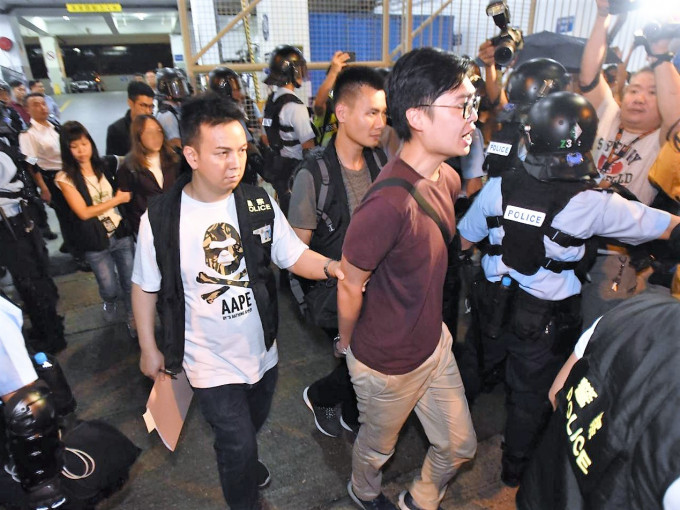 前民族黨召集人陳浩天被警方帶走。