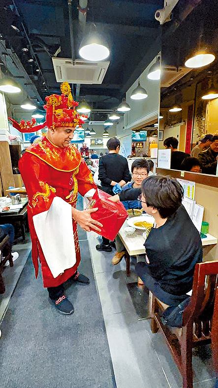 藝人喬寶寶去年接下50個新春演出，包括扮「財神」到食店與食客玩遊戲。