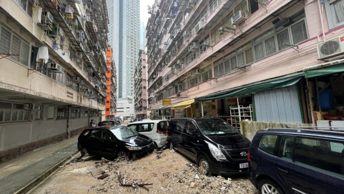 鰂魚涌街太成樓至太隆樓路段經歷世紀暴雨後，滿目蒼夷。梁熙FB圖片