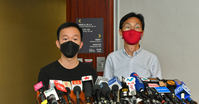 陈志全（左）昨日指其办事处将于下月关闭，朱凯廸 （右）随后表态称会共同进退。资料图片