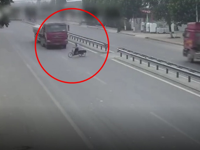 山东一名8旬老翁骑着三轮车横越马路时，遭一辆大货车猛力撞击。　影片截图