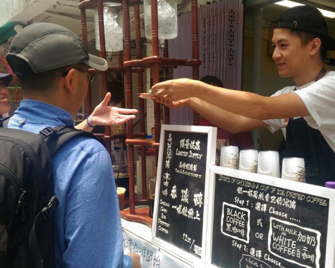 有售卖冰滴咖啡冰滴咖啡的负责人反指今年生意差了。