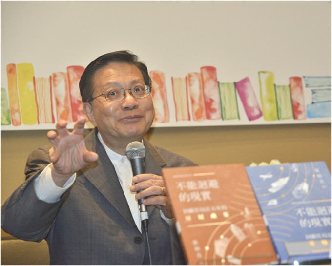 张炳良出版新书，谈及局长生涯曾处理运输及房屋政策的经验。