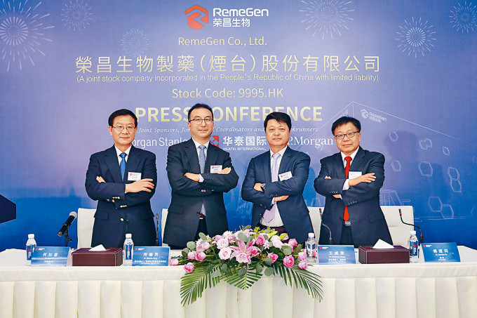 王威東（左三）表示，公司過去一直處於產品研發，目前未有產品推出市場。