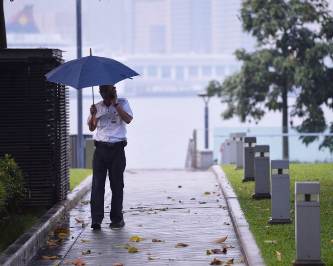 季候风补充周末有雨，周日跌至20℃。资料图片