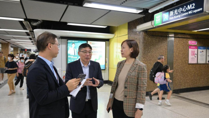 林世雄在港铁香港客运服务总监杨美珍陪同下，到黄大仙站了解善后工作的最新进展。运流局fb