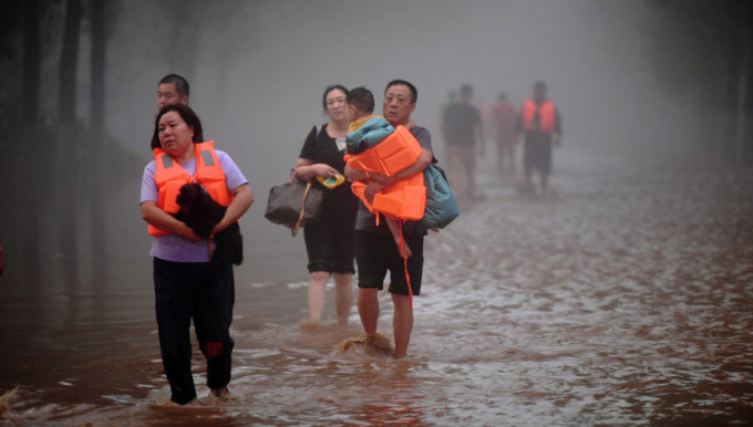 涿州灾区疏散的民众。　路透社