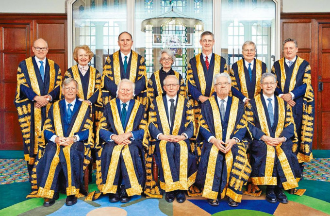 英國最高法院院長韋彥德（前排中）於兩年前在倫敦最高法院宣誓就職時的照片。前排右一為賀知義。