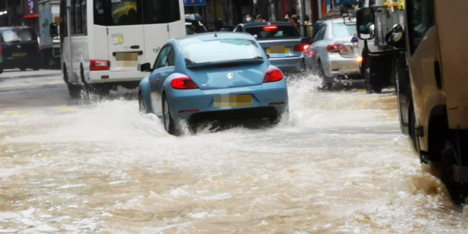 水淹馬路。  香港突發事故報料區FB圖