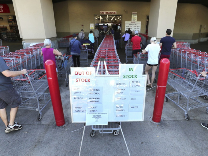 超市Costco凌晨2时就有人开始排队。AP
