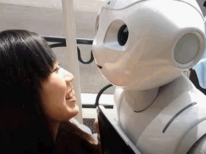 太田智美对人型机械人Pepper一见锺情。Tomomi Ota Youtube影片截图
