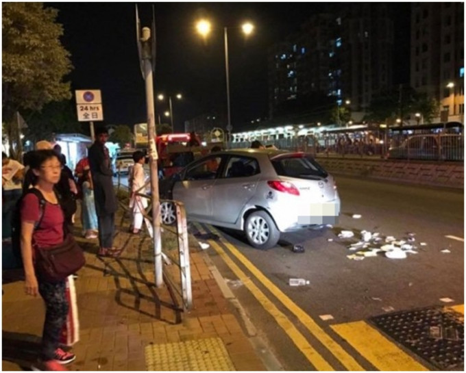 私家车撞倒铁栏始停下。‎Sam Lee/ 香港交通突发报料区
