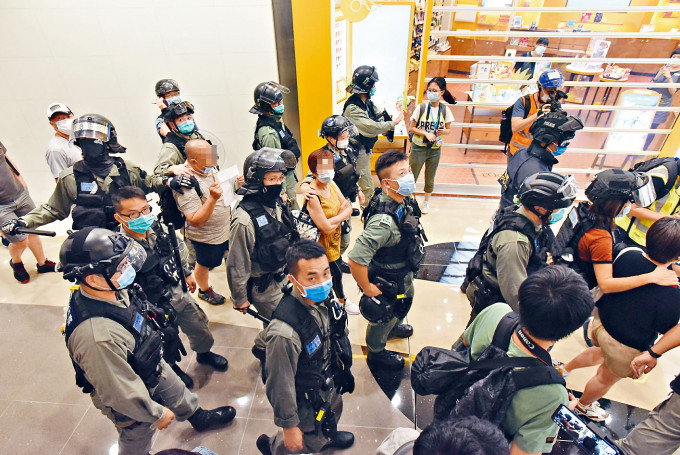 防暴警帶走多名示威者。