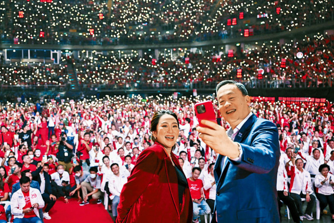 為泰黨首相候選人貝東丹（左）在曼谷參加最後造勢集會。