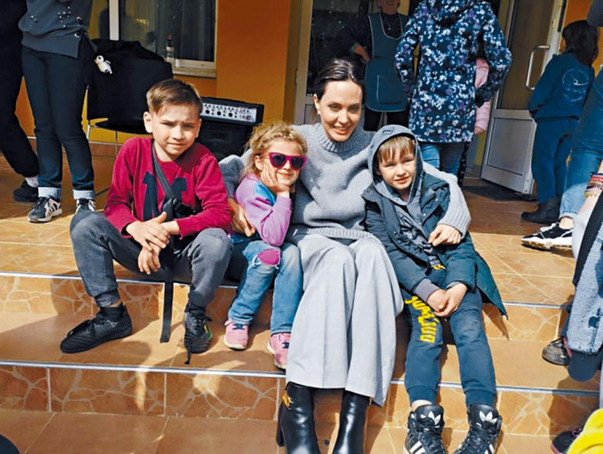 安祖蓮娜祖莉突訪烏克蘭城市利維夫，探訪難民和兒童。
