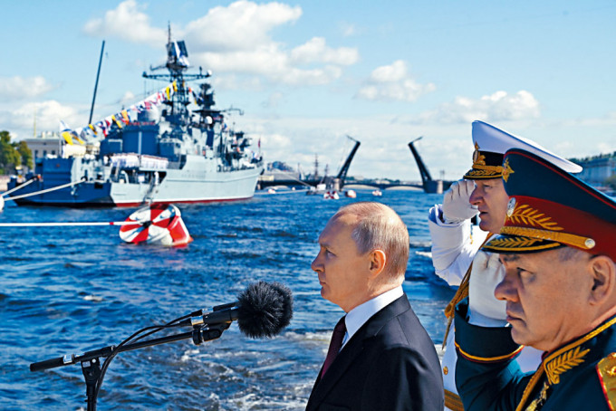 昨日是俄羅斯海軍節，普京在聖彼得堡檢閱海軍。　