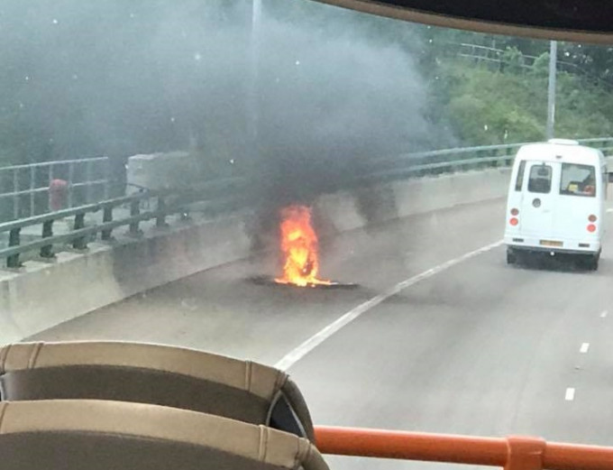 屯門公路電單車陷入火海。網民Ken Ng‎圖片