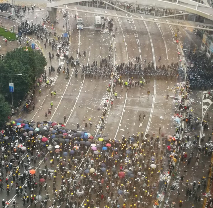 港岛区多条道路瘫痪。