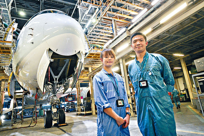陳昊（右）指飛機維修為他帶來成功感，過程中可不斷學習新知識。旁為王晴曦。