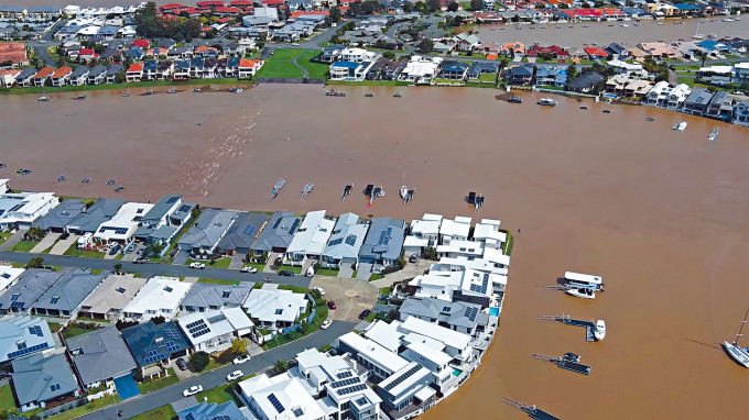 ■新南威尔斯省中海岸麦夸里市变成泽国，房屋被洪水淹没。
