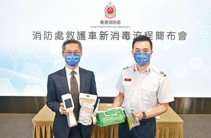 醫務總監莫家良（左）和救護監督（參事）譚傑丰（右），介紹新採用的消毒檢查工具。
