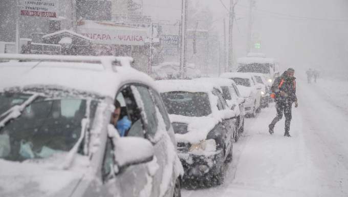 因受暴雪侵袭，希腊交通瘫痪停课停电。AP图片