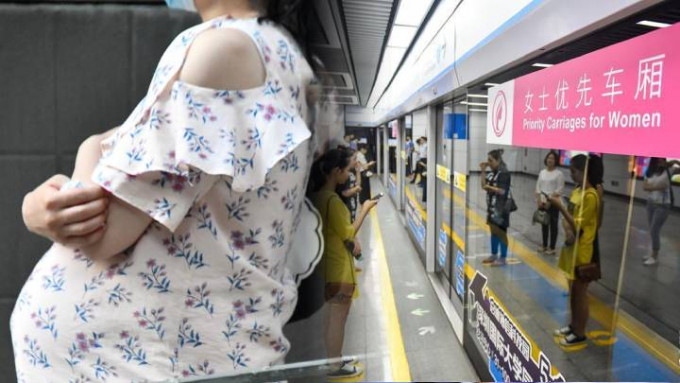 深圳有孕妇不满乘坐地铁女性优先车厢期间未获让座。资料图片