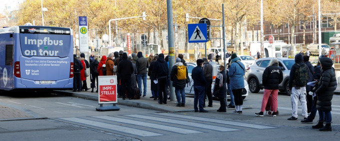 奥地利疫情严峻，民众排队接受疫苗注射。REUTERS图片