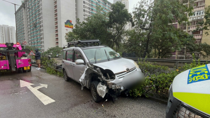 私家車右車頭撞毀，燈罩甩脫。林思明攝