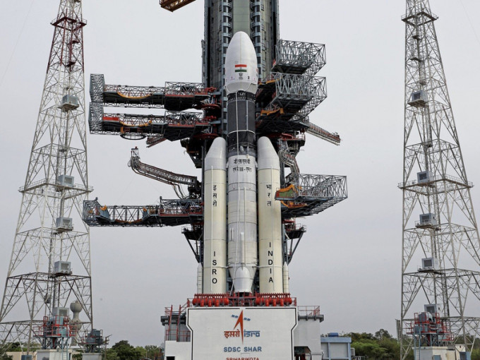 印度第2次探月任務，在運載火箭發射前不足一小時剎停。太空部門說，火箭運載系統有技術問題，新的發射日期，擇日公布。AP