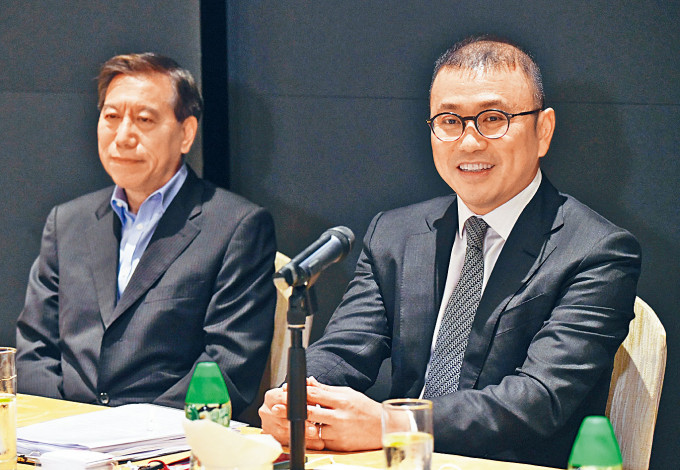 主席许涛(右)表示，未来将会增聘人手，重点发展网购等非广告业务。左为行政总裁李宝安。