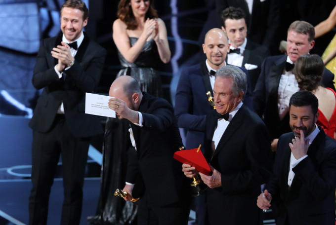 颁奖嘉宾华伦比堤讲错名，丑怪。不过Ryan Gosling照喺台上笑晒口恭喜对方。AP