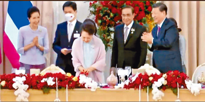 彭麗媛六十大壽，泰國首相偕夫人送蛋糕祝福。